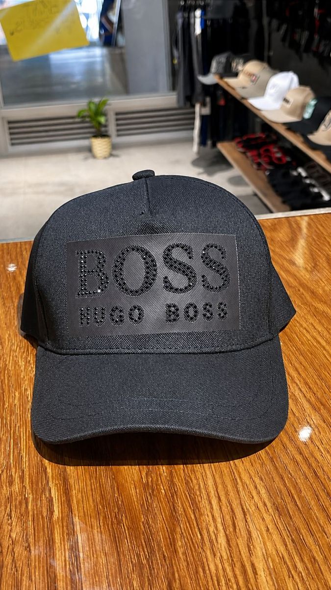 Gorra negra BOSS tono sobre tono placa frontal