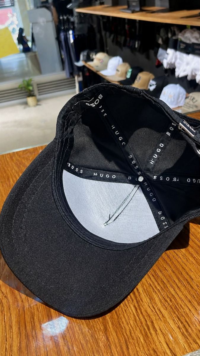 Gorra negra BOSS tono sobre tono placa frontal, foto 2 de 3