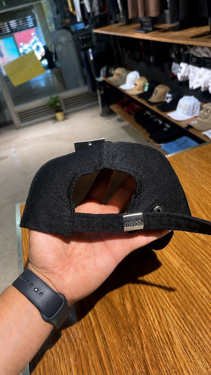 Gorra negra BOSS tono sobre tono placa frontal, foto 3 de 3