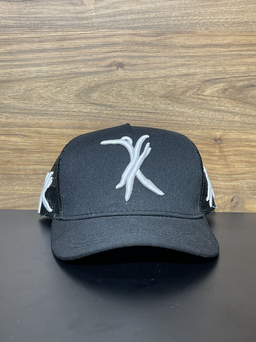 Gorra negra Y-OUT malla y herrajes dorados