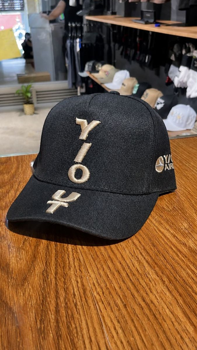 Gorra negra YIOUT Airlines visera curva