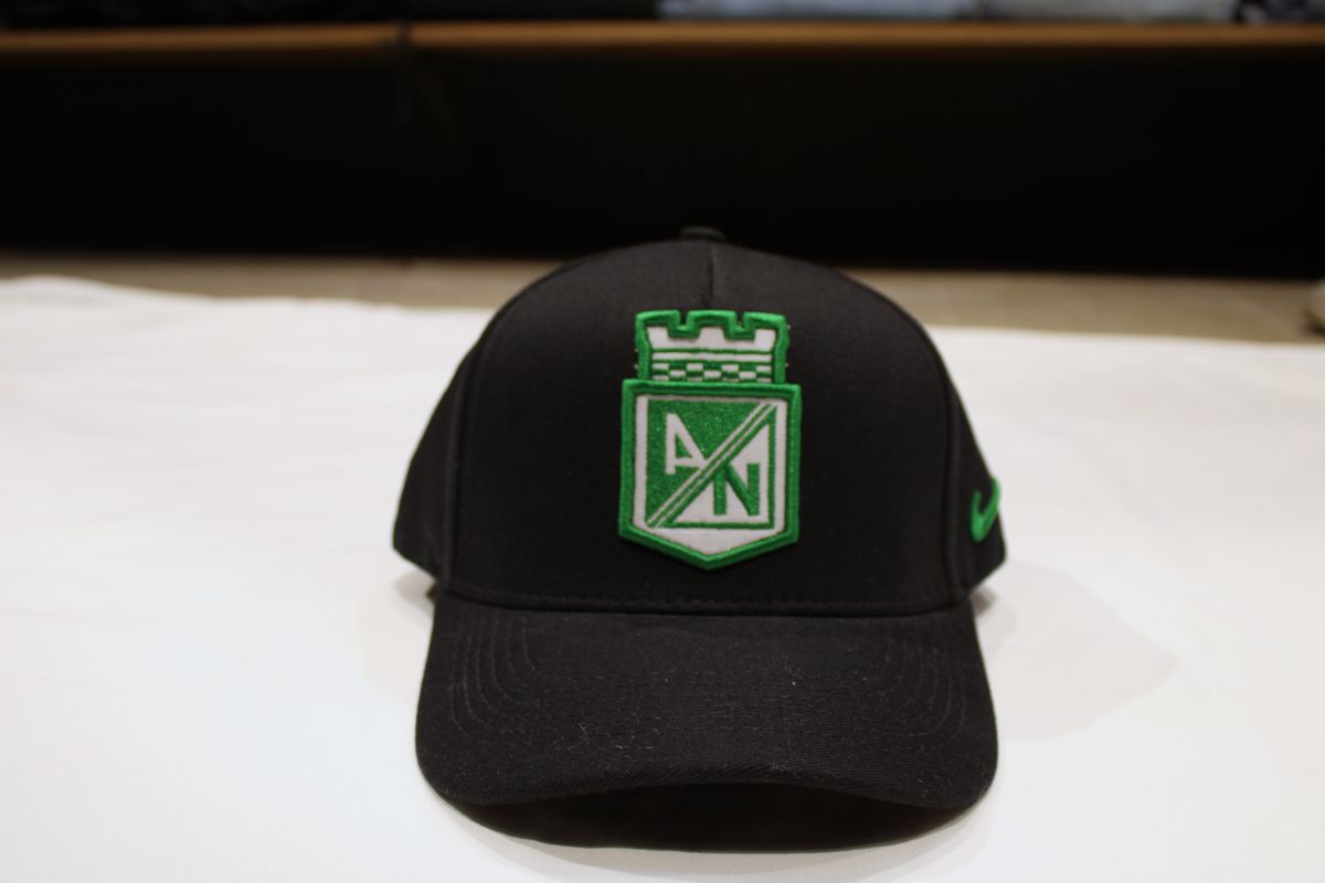 Gorra premium Atlético Nacional negra escudo verde