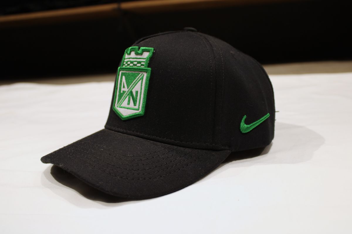 Gorra premium Atlético Nacional negra escudo verde, foto 2 de 3