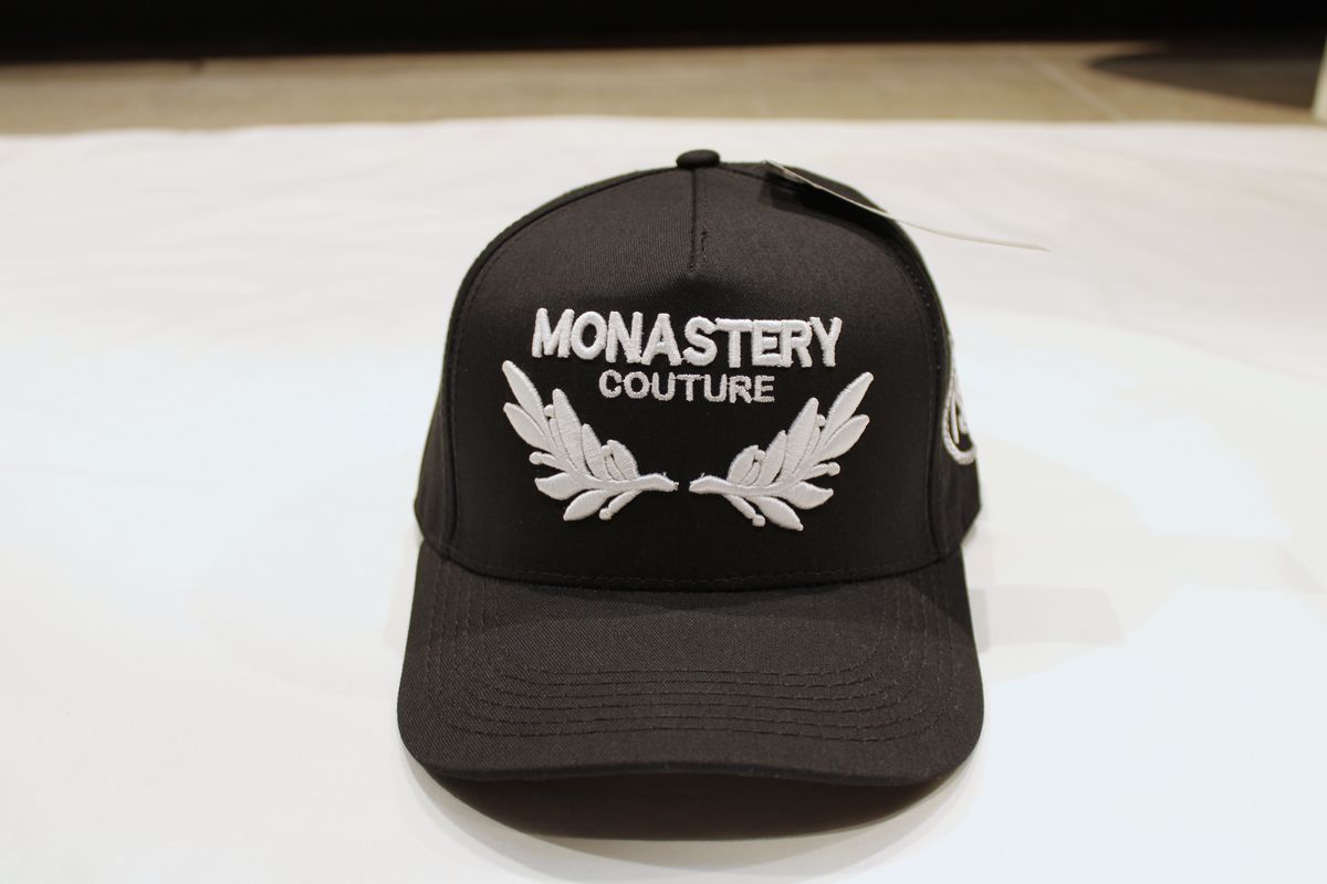 Gorra premium Monastery negra laureles