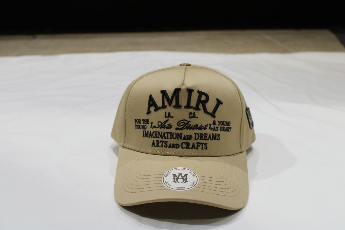Gorra premium Amiri beige logo tipográfico