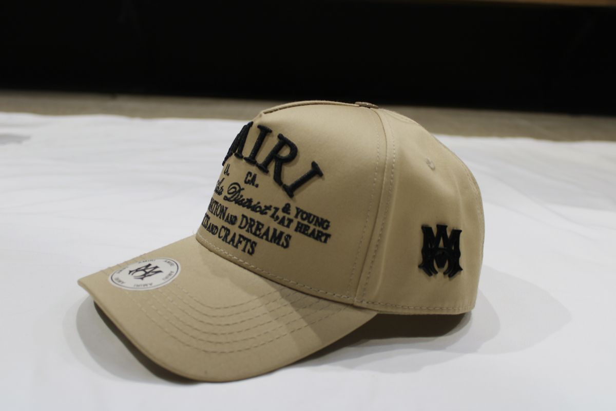 Gorra premium Amiri beige logo tipográfico, foto 2 de 3