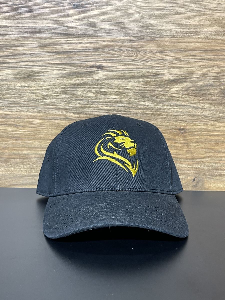 Gorra negra león bordado dorado
