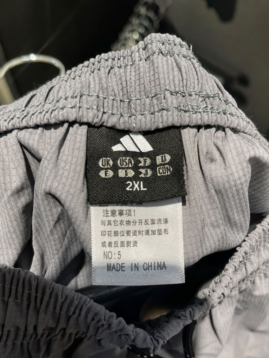 Pantaloneta deportiva Adidas gris con cremalleras - 2XL