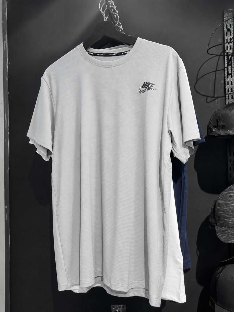 Camiseta deportiva Nike gris claro logo lateral