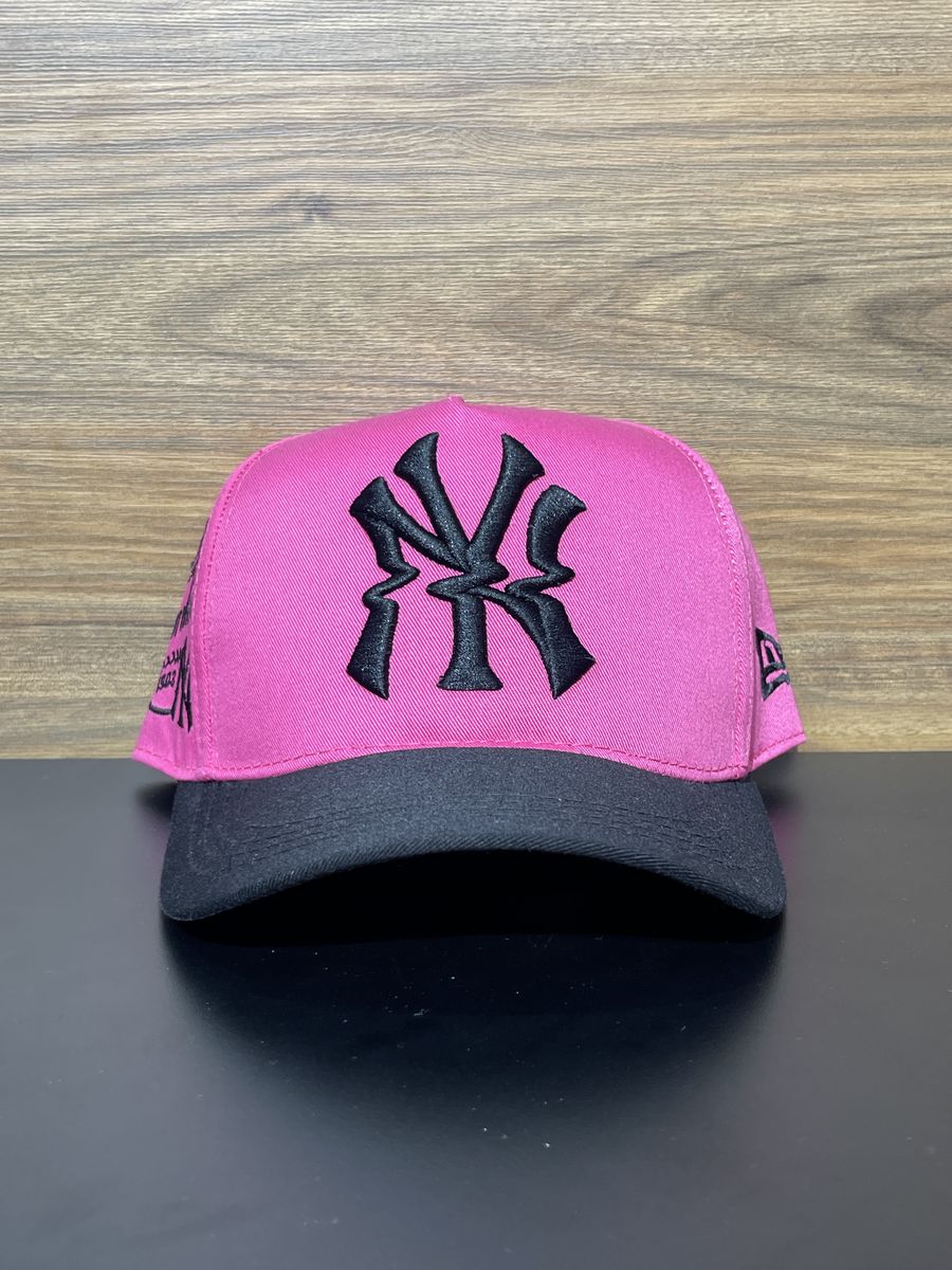 Gorra NY fucsia visera negra