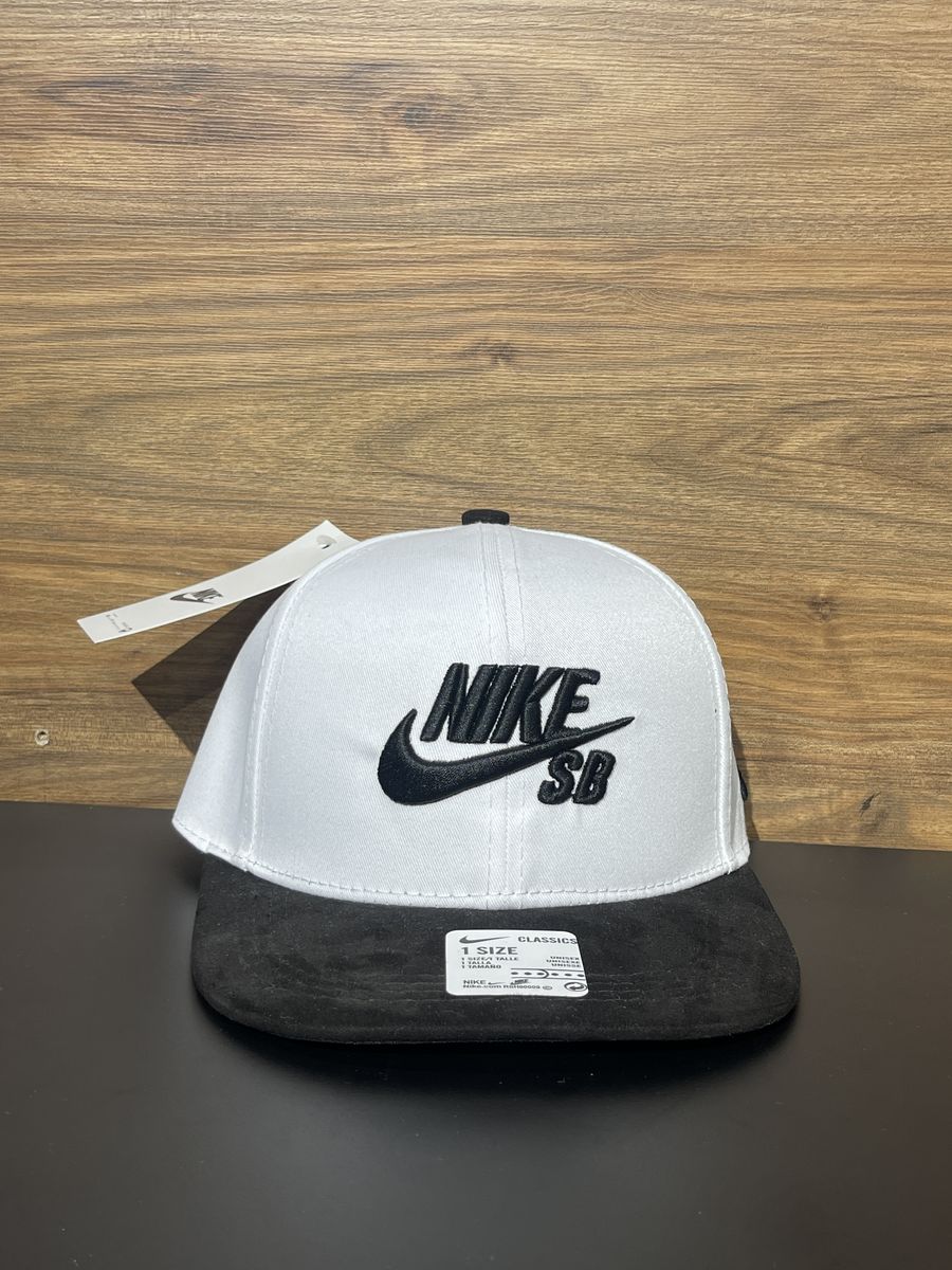 Gorra Nike SB blanca visera negra