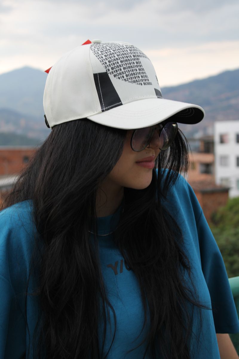 Gorra BOSS blanca estampado negro tipográfico, foto 6 de 7