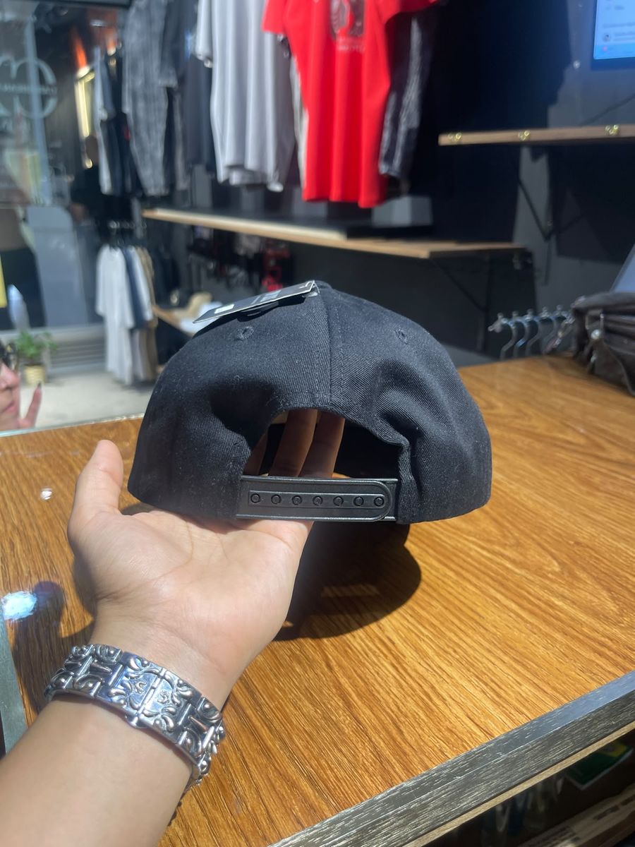 Gorra negra manos en oración estampado de cruces, foto 2 de 3
