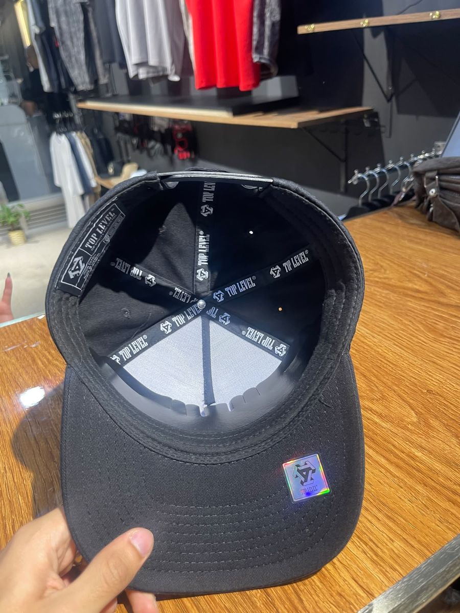 Gorra negra manos en oración estampado de cruces, foto 3 de 3