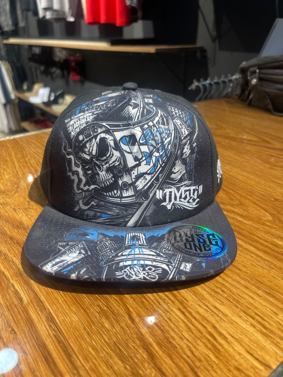 Gorra negra estampado calavera azul