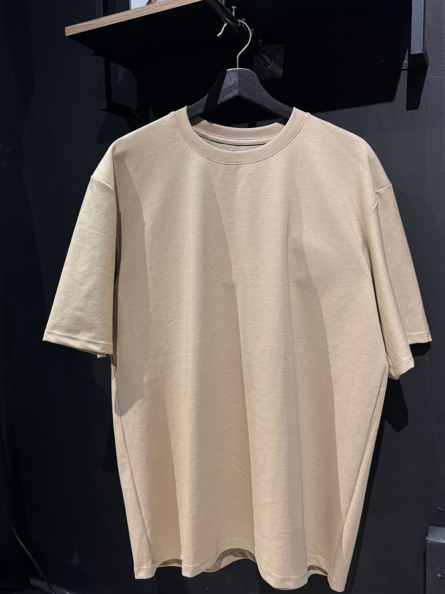 Camiseta básica beige lisa