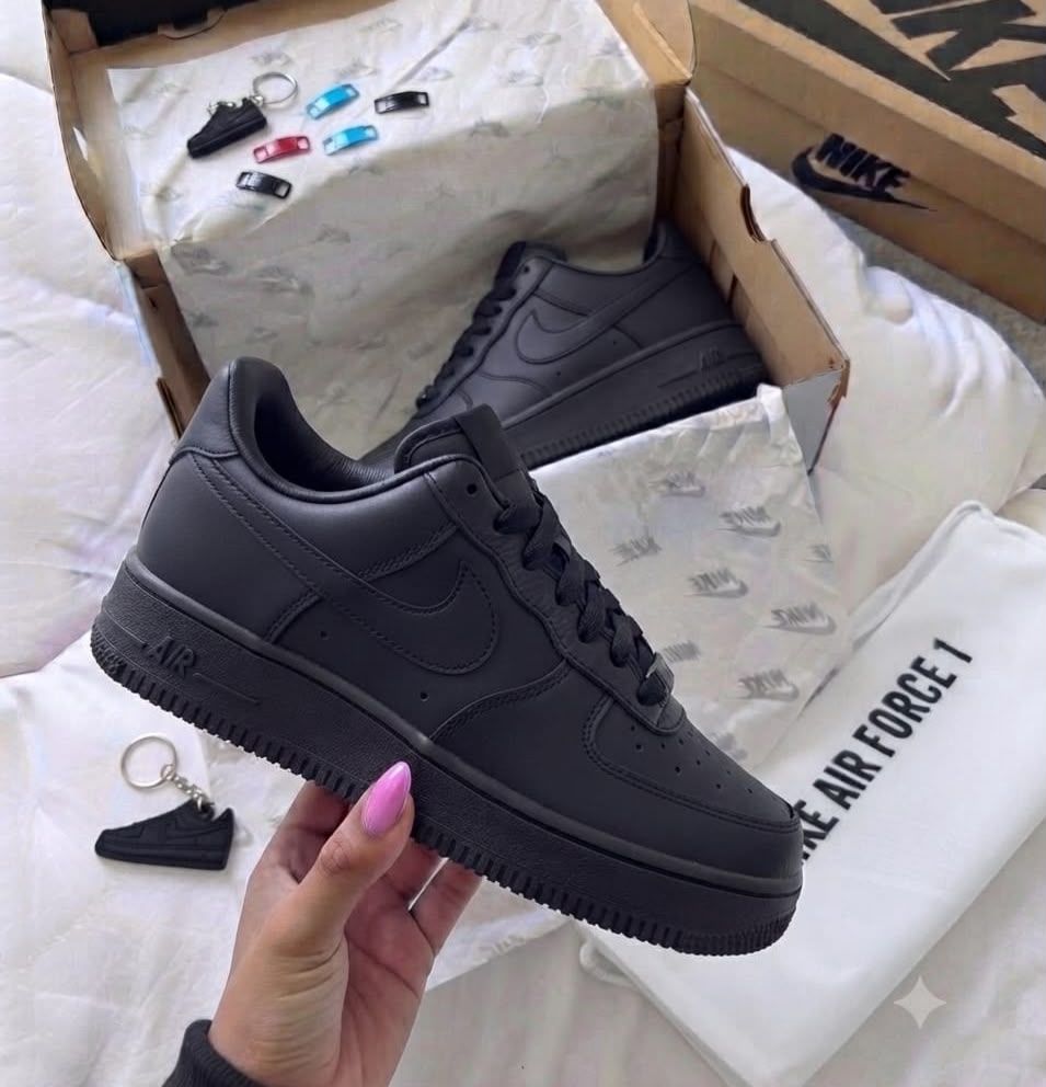 Zapatillas urbanas negras en su caja