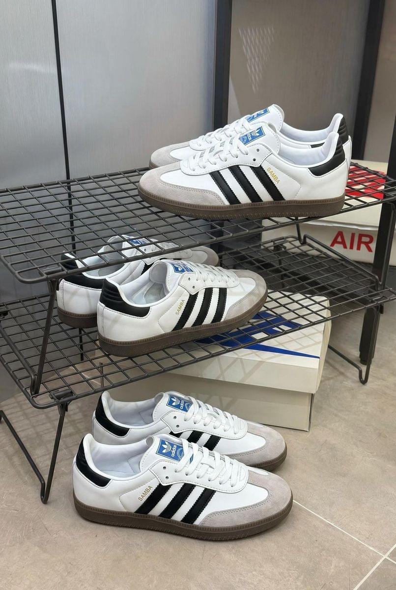 Zapatillas blancas franjas negras suela caramelo