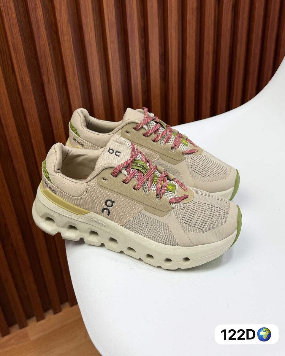 Zapatillas running beige cordones rosados