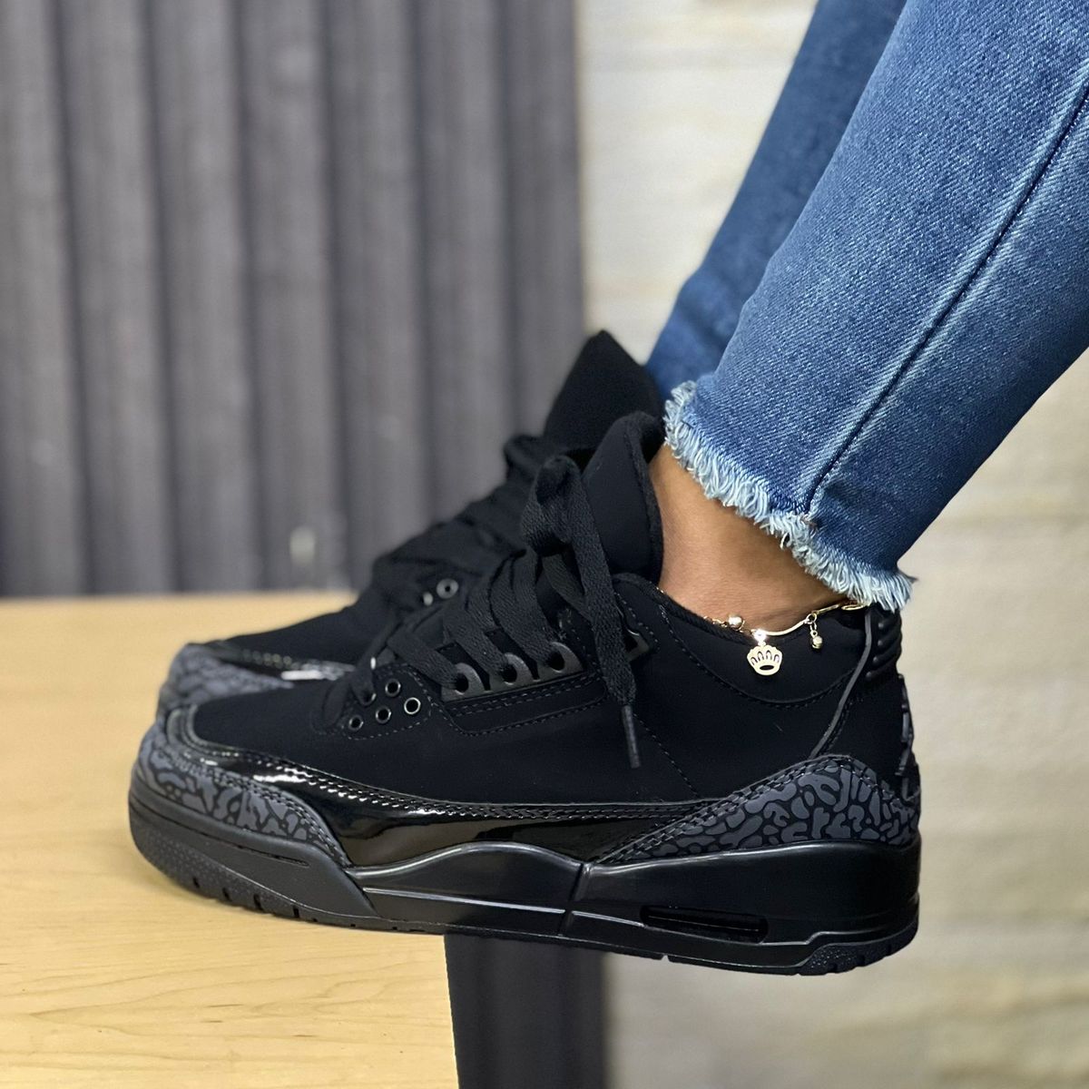 Zapatillas urbanas negras relieve lateral