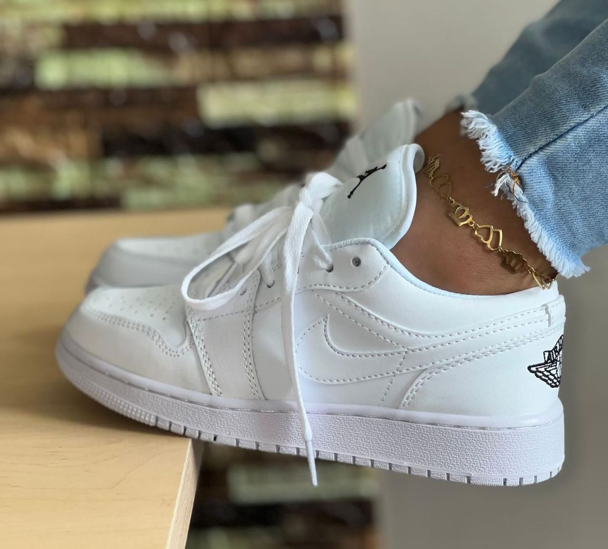 Zapatillas urbanas blancas detalle negro
