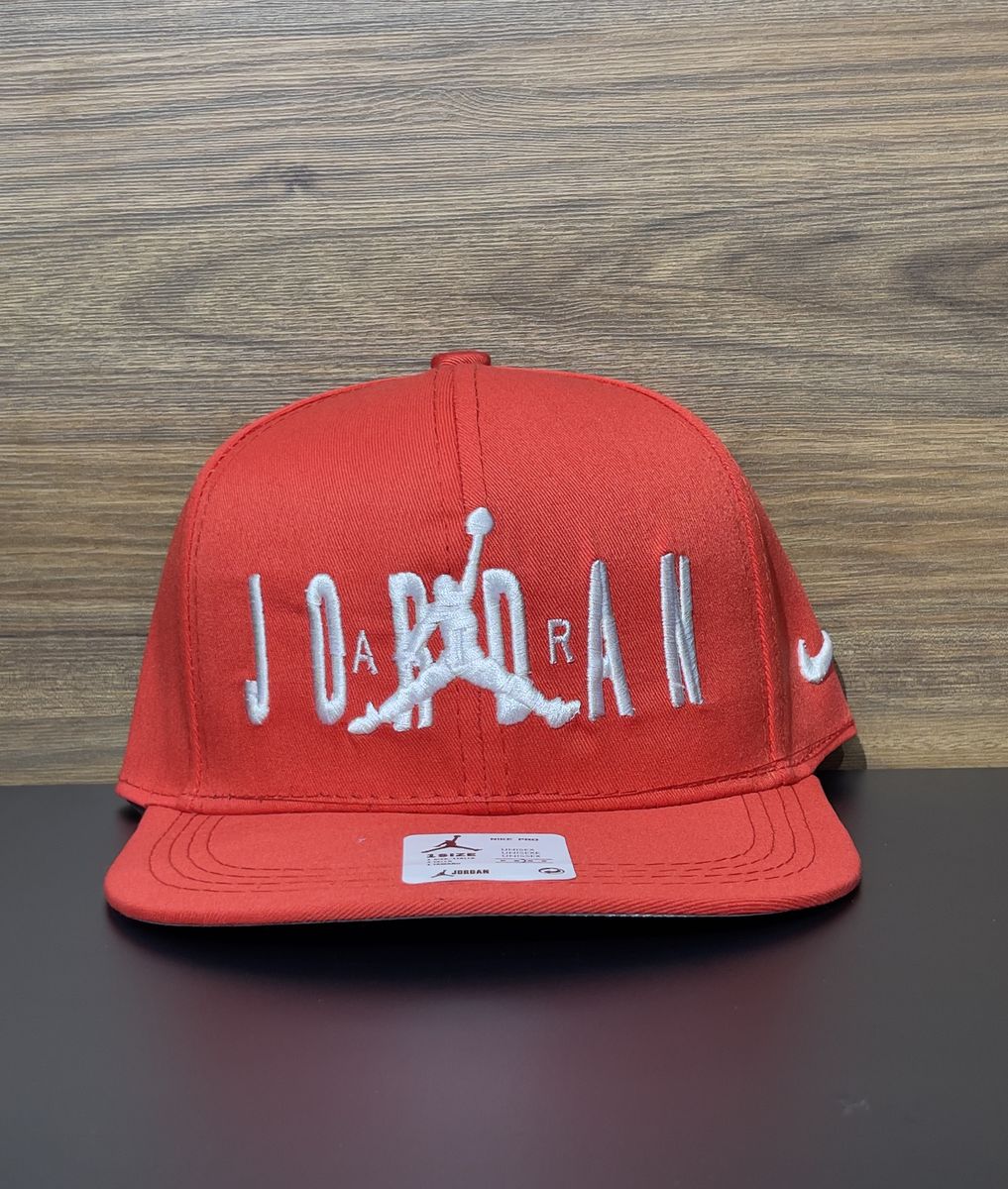 Gorra Jordan roja bordado blanco