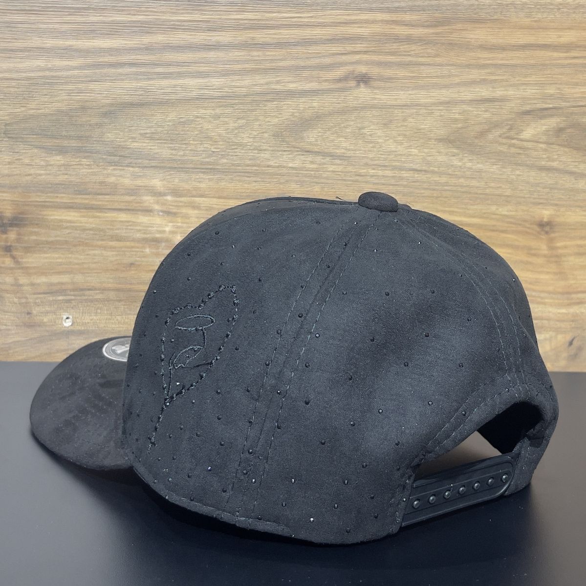 Gorra negra oso metalizado y cruces, foto 2 de 3