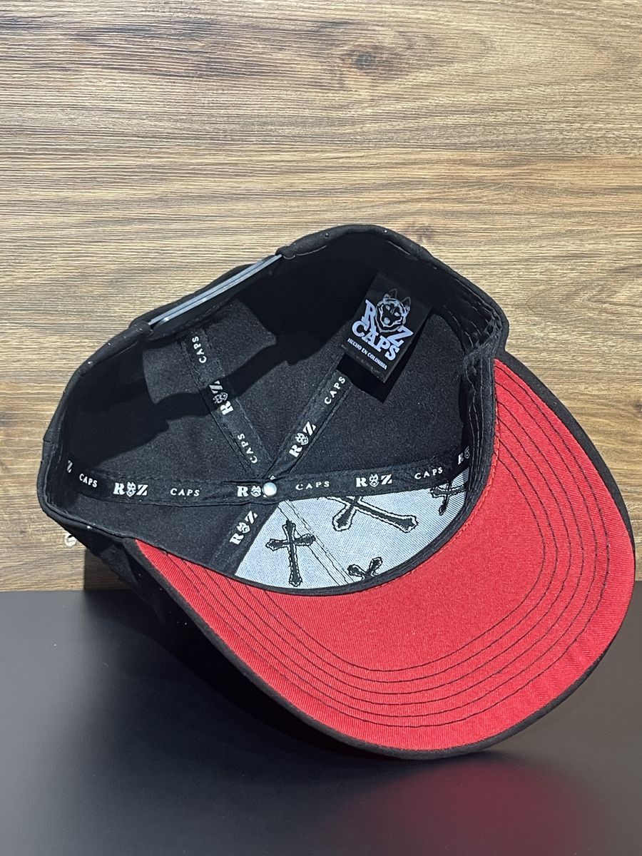Gorra negra oso metalizado y cruces, foto 3 de 3